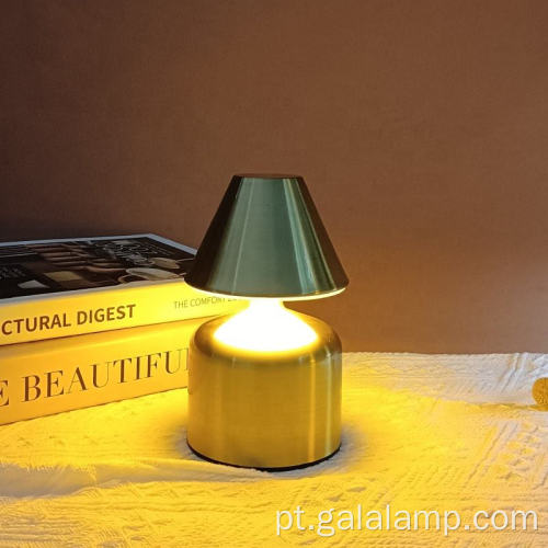 Mini abajur de metal com recurso de escurecimento por toque